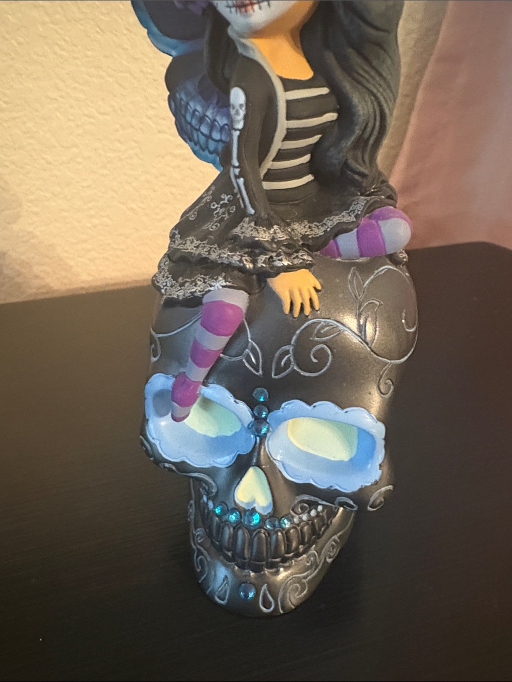 New Beautiful Hand-Painted Purple Dia de los Muertos Fairy on Skull Figurine - Picture 8 of 11